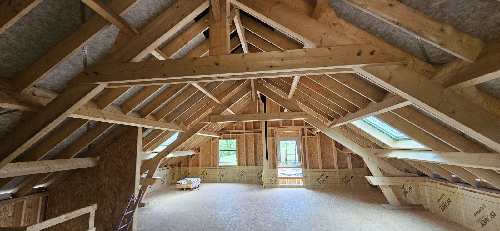 Charpente traditionnelle dans une maison bois - Brives Constructions